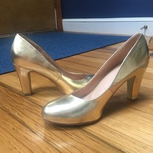 New gold metallic heels